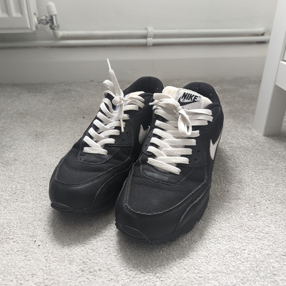 Black Nike Air Max - Picture 2 of 5